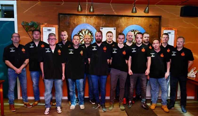 Darters van DV De Kamp in hun nieuwe shirts. Foto: PR