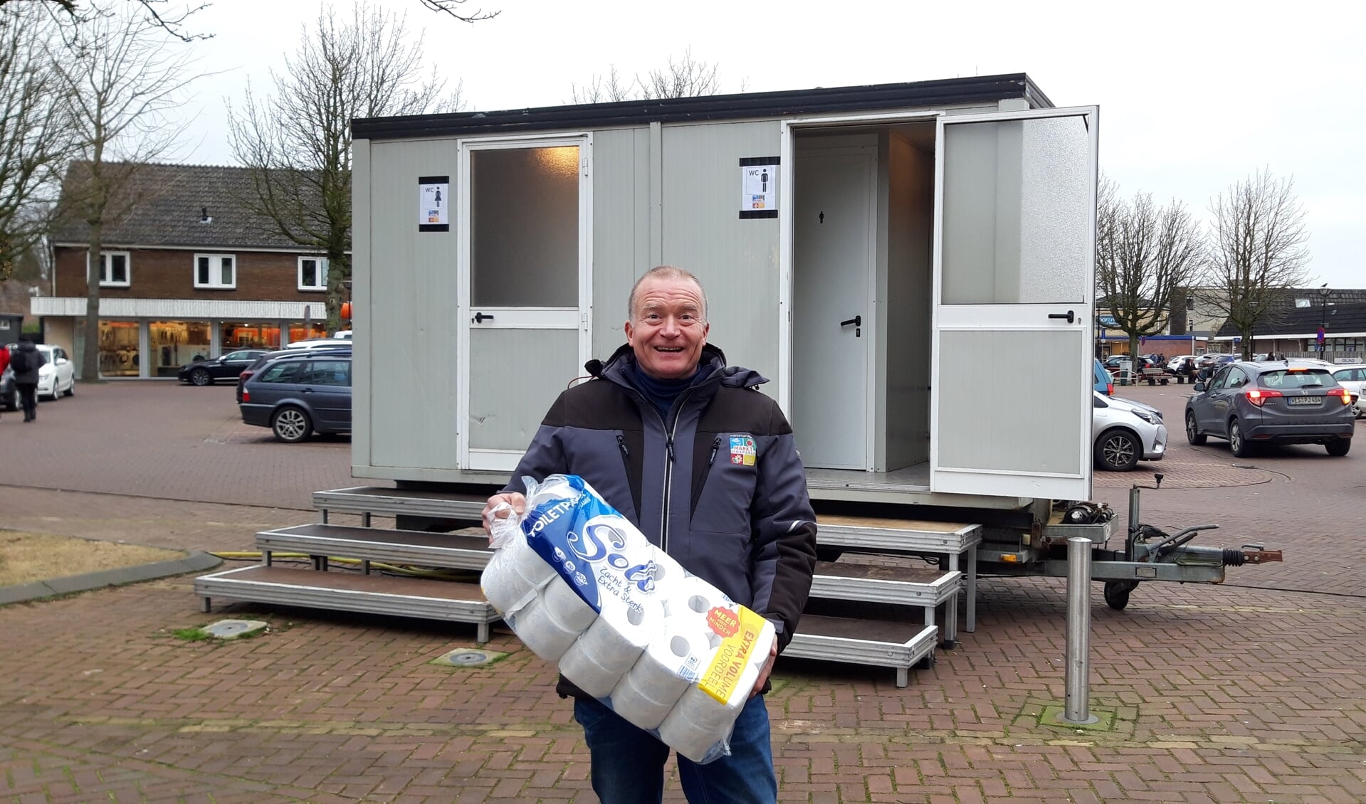 Henk Jan Freriks zorgt dat de toiletten klaar voor gebruik zijn. Foto: Frank Vinkenvleugel