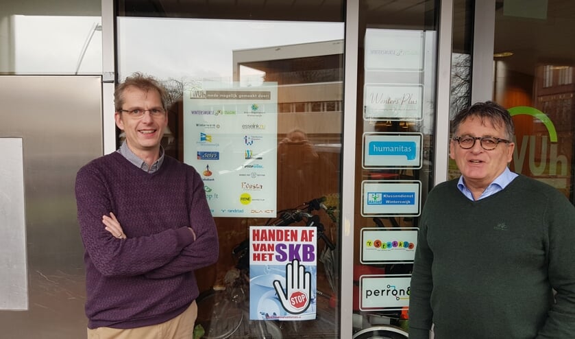 Mark van Dam (l) en Harrie Garritsen bij de voordeur van het gastvrije en laagdrempelige Wuh. Foto: Han van de Laar