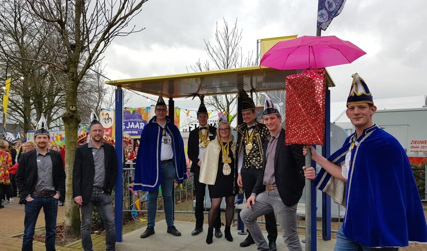 De Eumkes en Jonge Nölepeters in het geschonken bushokje.