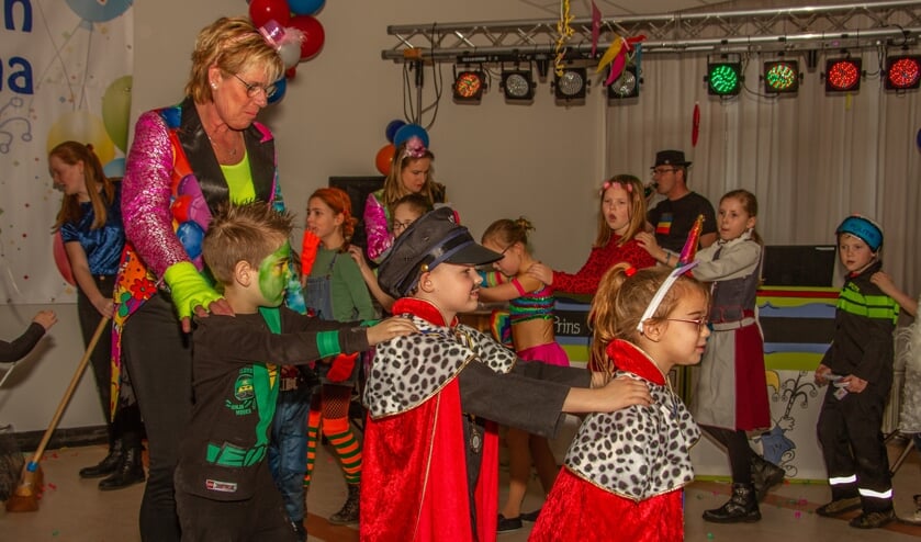Nieuwe prins Mats en prinses Iza gaan voor in de polonaise. Foto: Liesbeth Spaansen