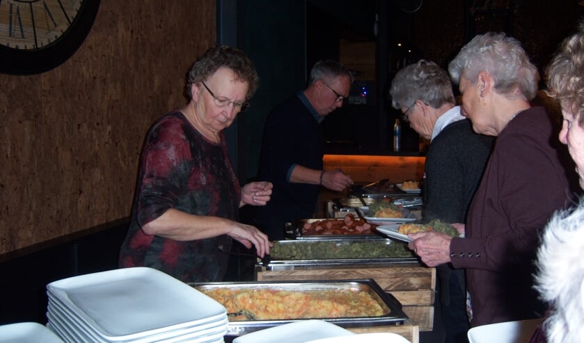 Genieten van een uitgebreid stampotbuffet. Foto: Marijke Cornelis