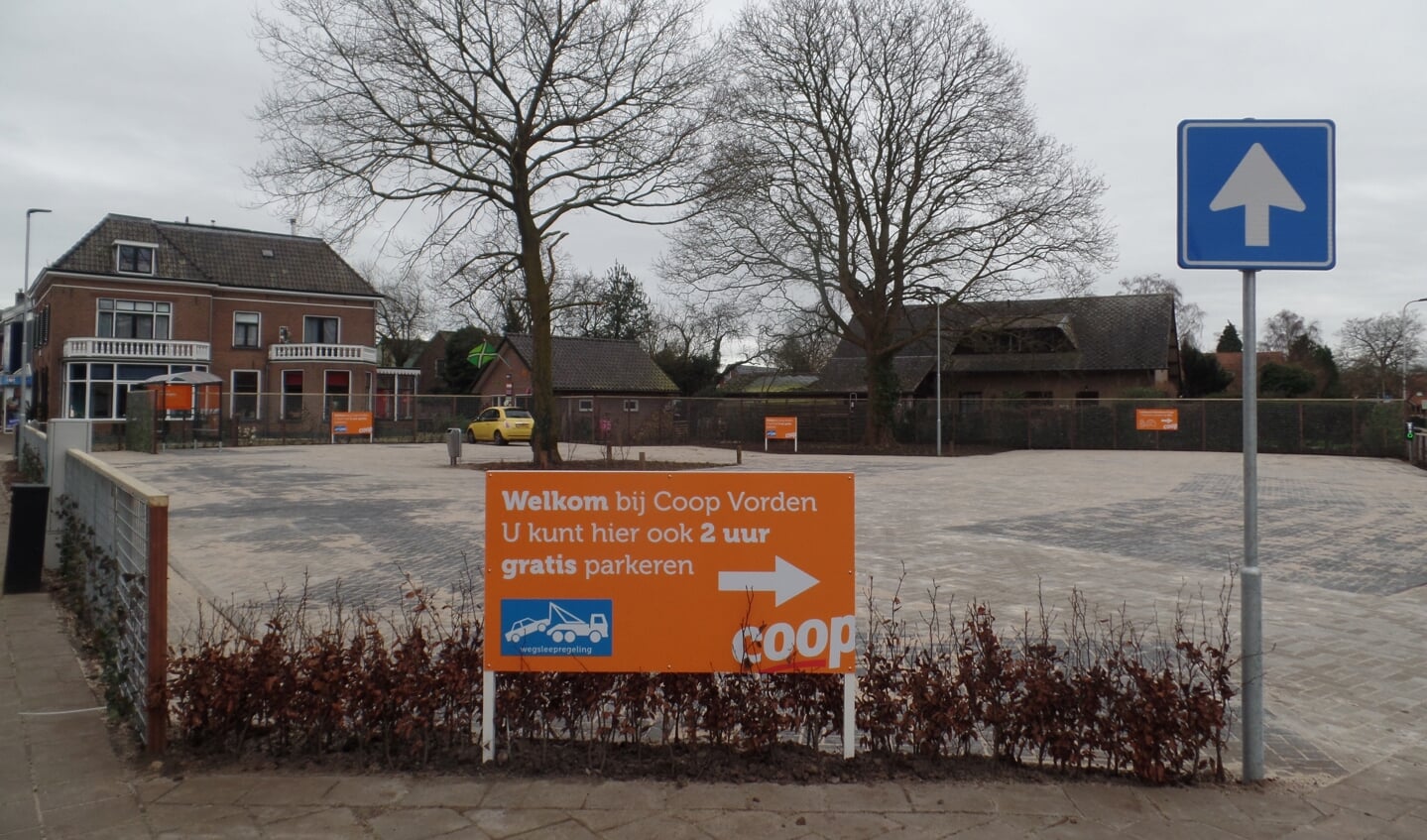  Aan de overzijde op de hoek van Zutphenseweg en de Schoolstraat is een nieuwe parkeerplaats voor de Coop gerealiseerd die aan 35 auto's plaats biedt, Foto: Jan Hendriksen. 