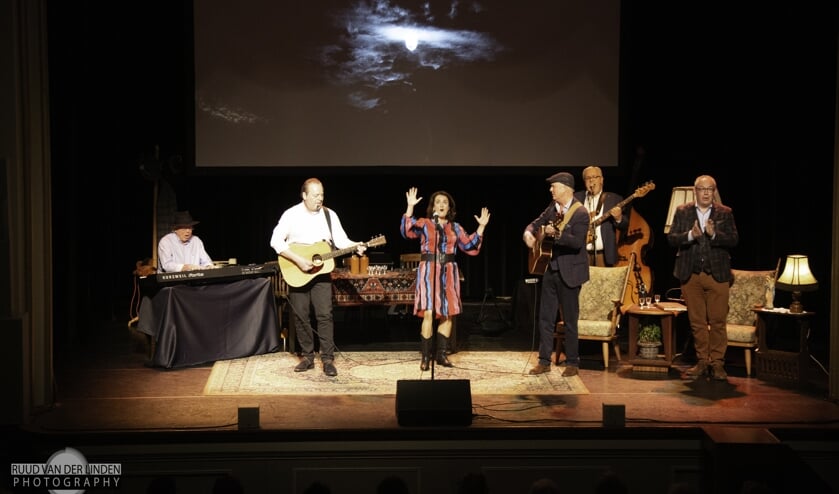 'Mooie leedkes' in de voorstelling Tweeduuster. Foto: PR