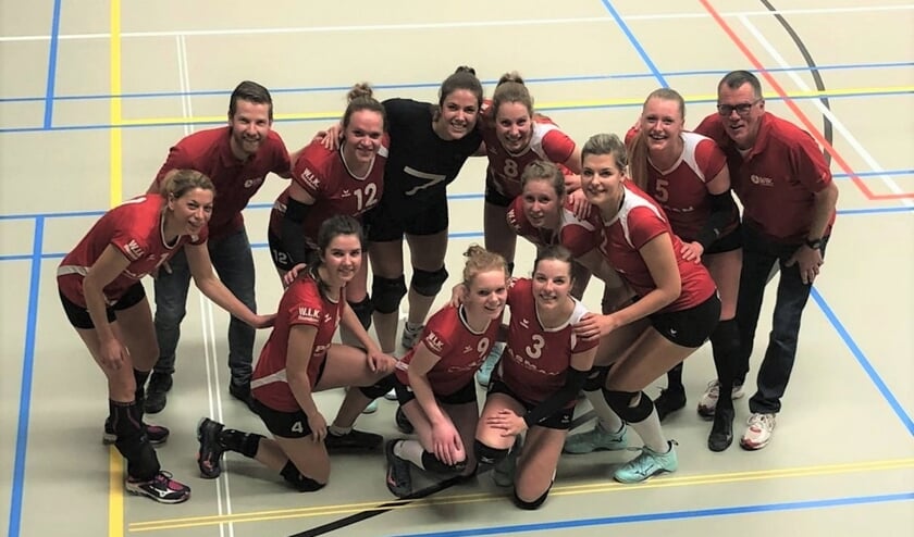 Volleybalteam WIK dames 1 met assistent trainer Jurjen Geurts en coach/trainer Anton Baars. Foto: PR