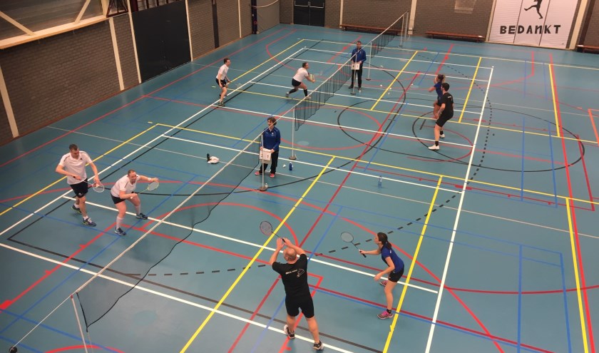 Het eerste team spelend in het wit te zien met op de voorgrond, Jeroen en Vera en op de achtergrond Pieter en Judith. Foto: PR 't Pluumke '67