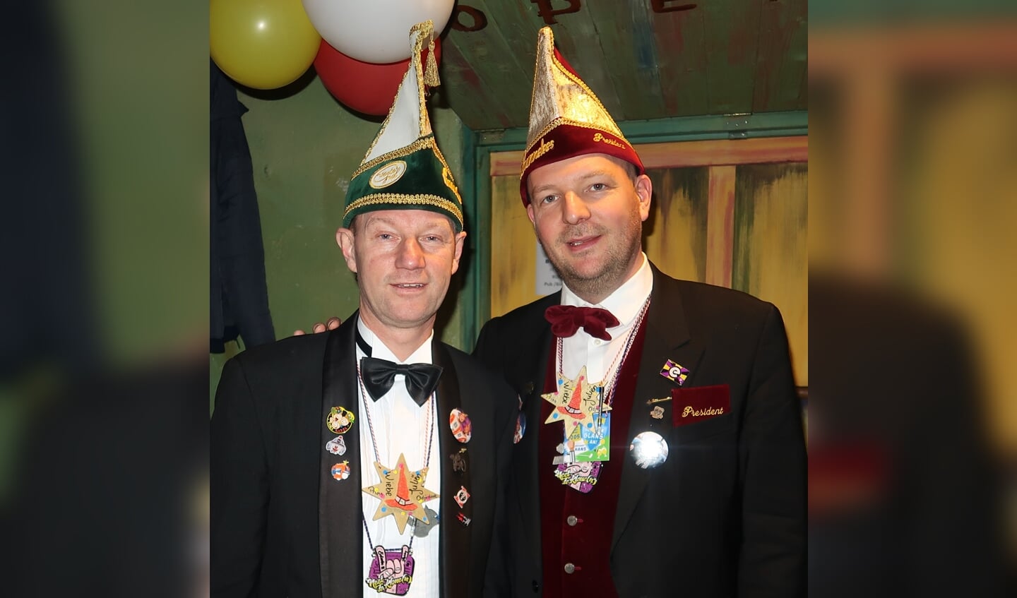 Christian Reinders (links) werd voorafgaande aan het kindercarnaval verrast met het Gouden Knunneke. 