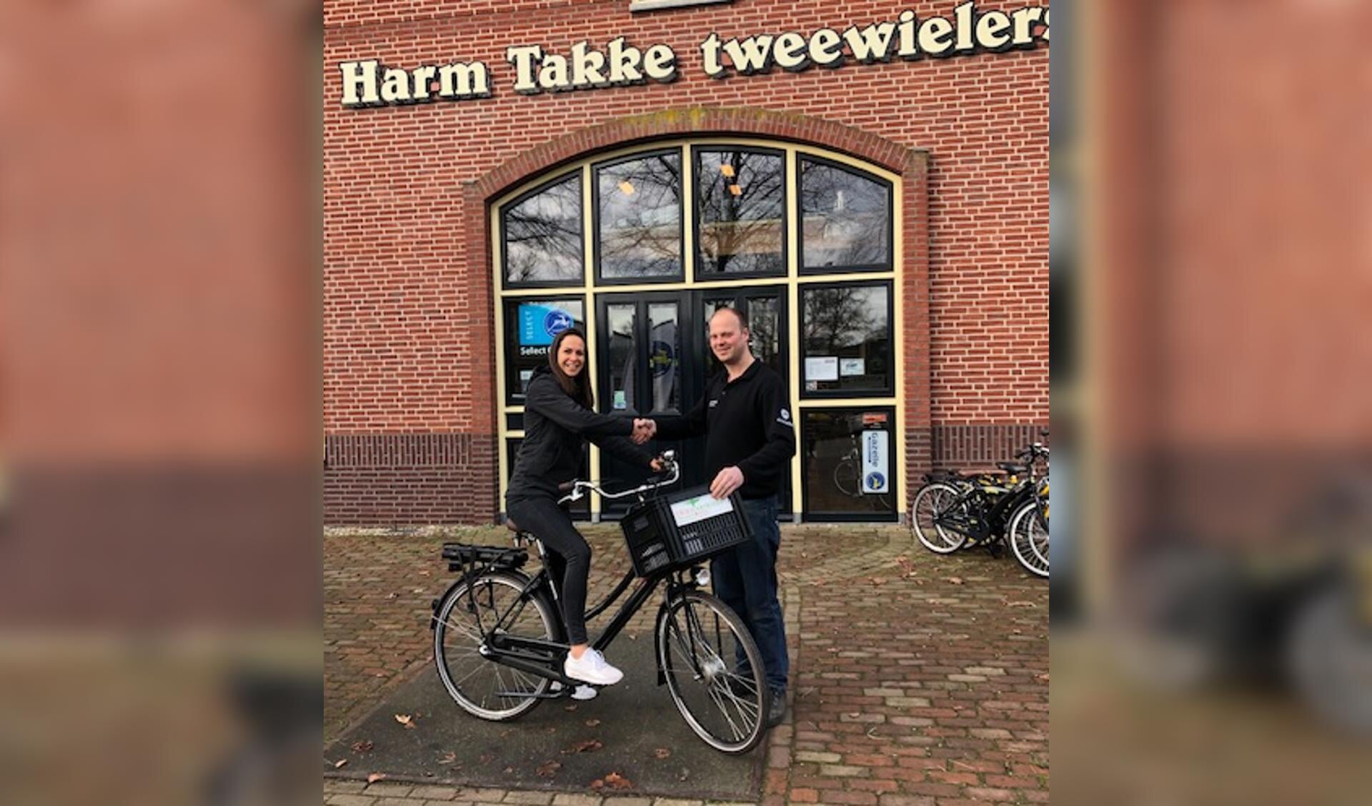 Elena krijgt de fiets overhandigd van Martijn Takke. Foto: PR