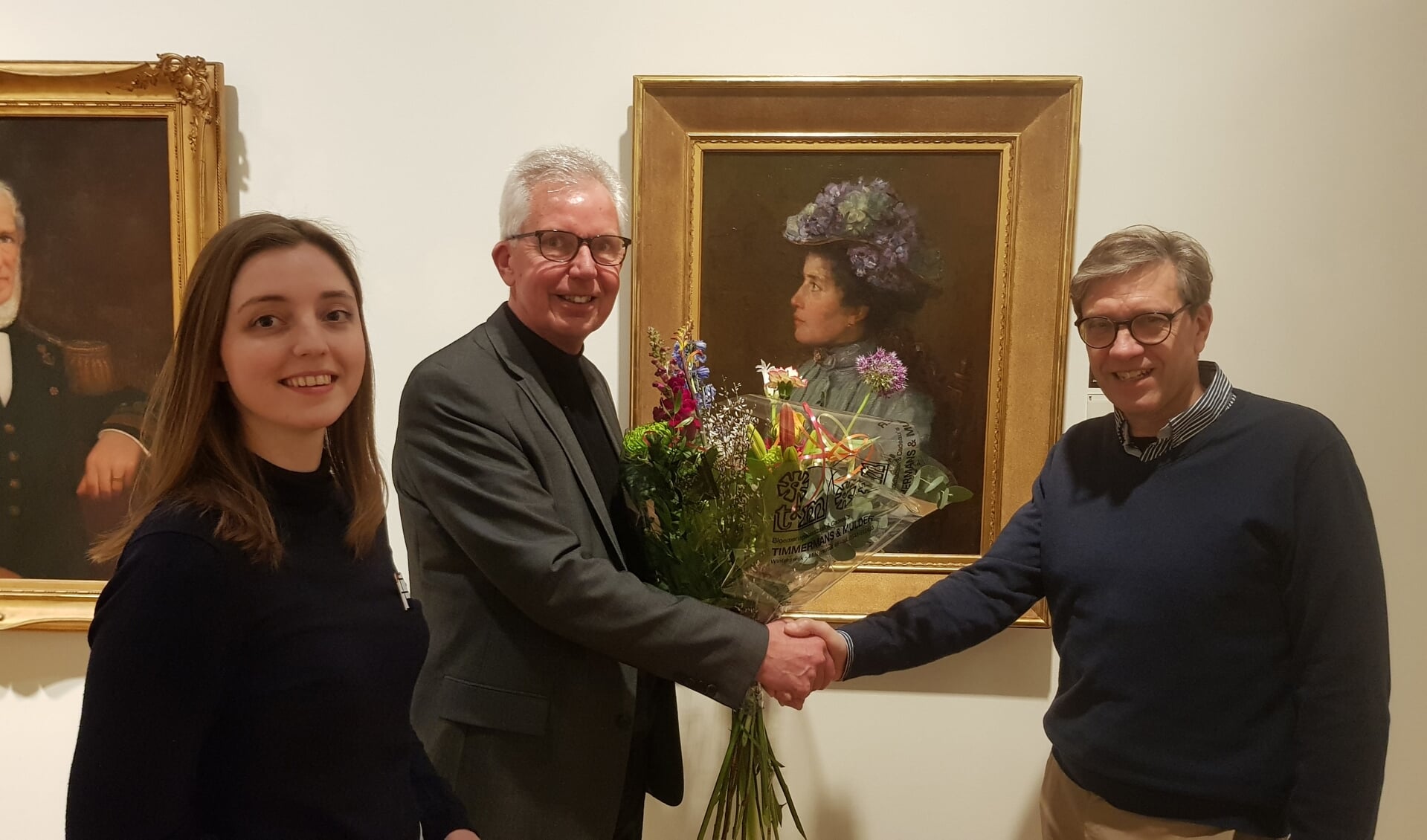 Thijs van Beem (midden) overhandigt, mede namens van Charlotte Rixten, bloemen aan Fons Bakker. Foto: Han van de Laar  