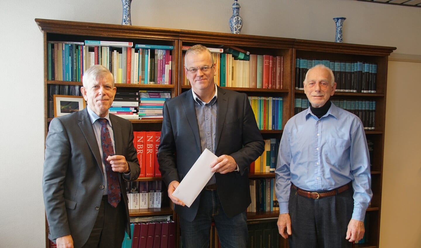 Van links af notaris Moerland, Jan Syeverink en Leo Gensen. Foto: Frank Vinkenvleugel