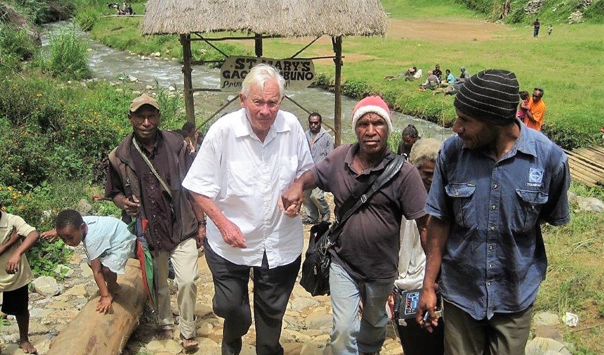 Henk te Maarssen tijdens zijn missiewerk in Papoea-Nieuw-Guinea.