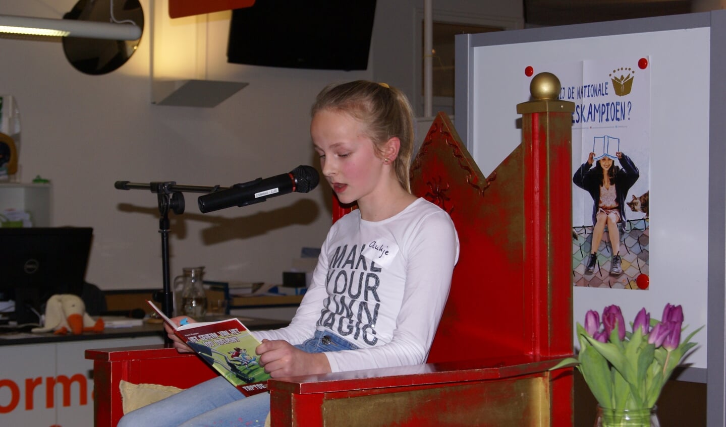 Aukje Klompenhouwer leest voor. Foto: Eva Schipper