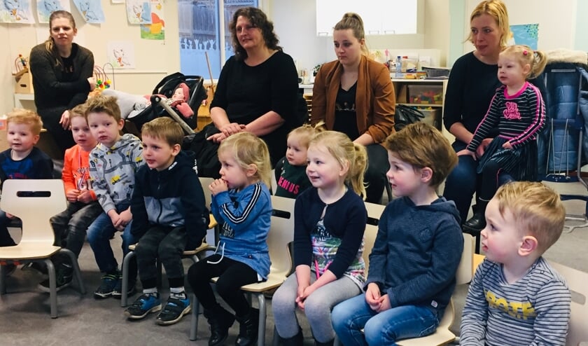Peuters luisteren naar het spannende verhaal over Moppereend. Foto: Saskia te West