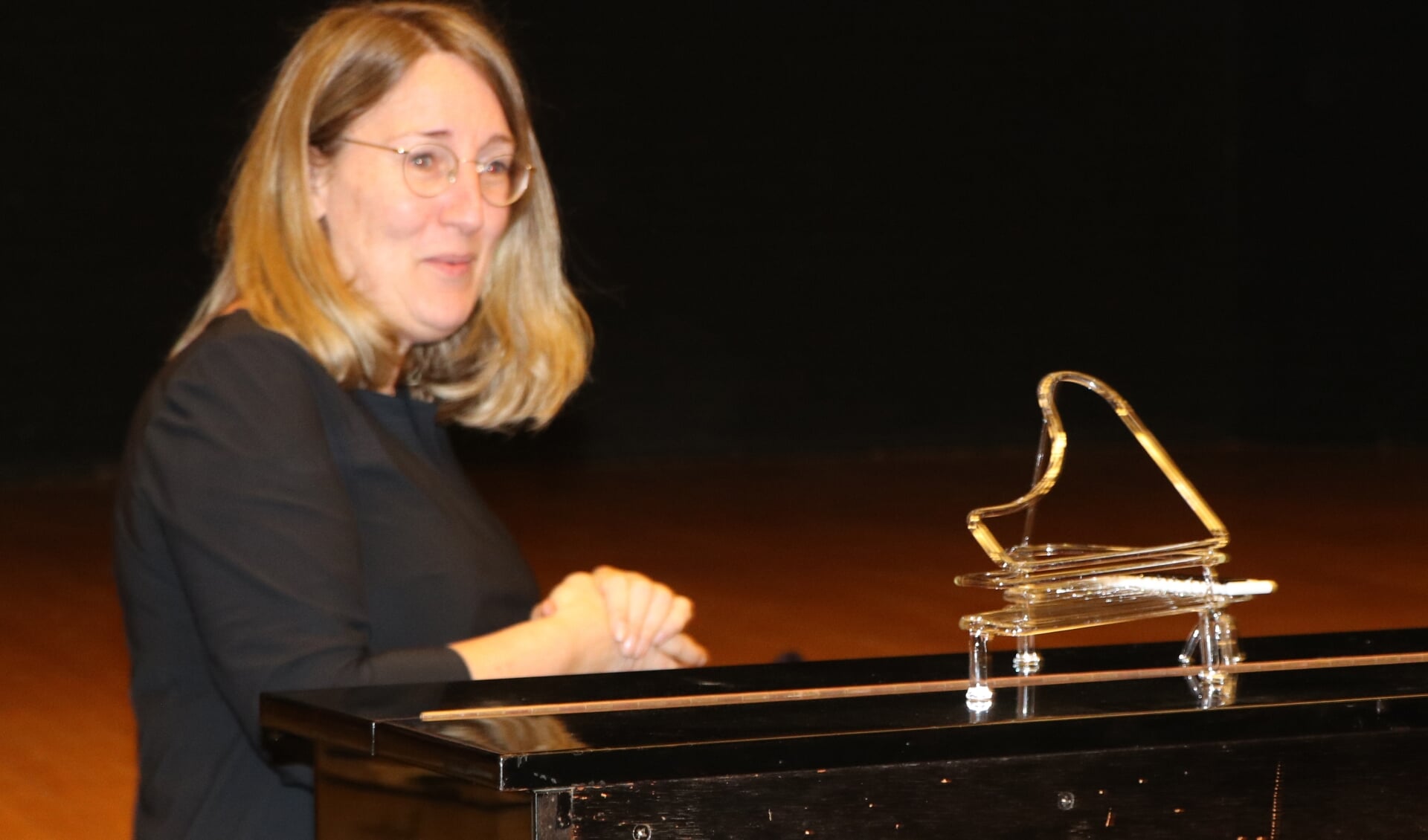 Pianiste Yvonne Beeftink krijgt glazen vleugel voor 25 jaar verbondenheid met het Zelhems Mannenkoor. Foto: PR