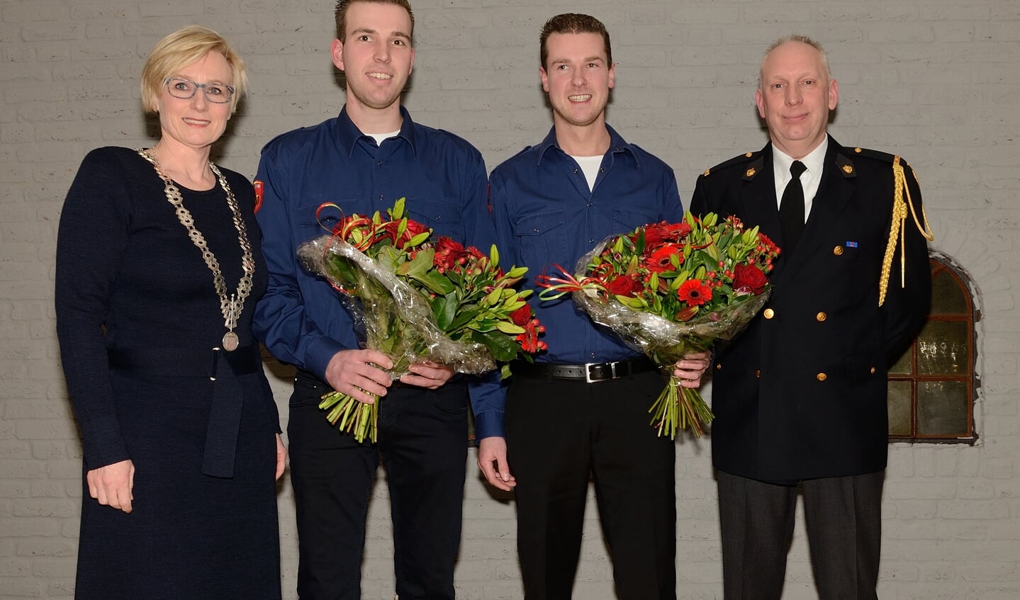 Burgemeester Besselink, Jordi Hendriks, Marijn van Veldhuizen en postcommandant Ter Vrugt. Foto: Harold Aalderink