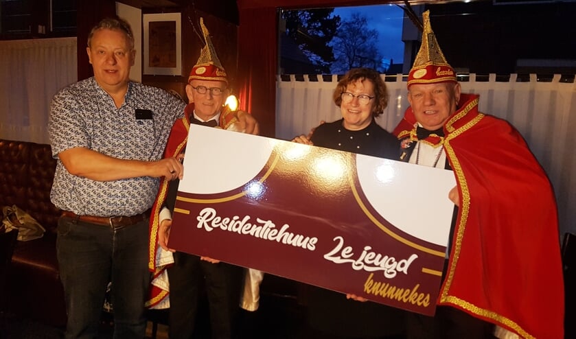Vlnr Frans Peterman van Frielink, Tweede Jeugdadjudant Hans ten Bruin, Annelies Peterman van Frielink en Tweede Jeugdprins Jos Froeling met het nieuwe residentiebord.