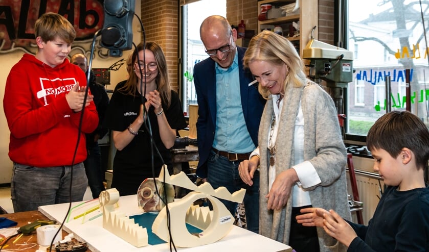 Sectordirecteur Creatieve Industrie van ROC Aventus Petjo Molenaar en burgemeester Annemieke Vermeulen werken aan hun plafondplaat met professionele ondersteuning van Walhallab-ers. Foto: Henk Derksen