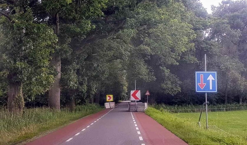 Een van de tijdelijke chicane op de Vordenseweg-Wildenborchseweg. Deze worden vervangen door permanente en veiliger exemplaren. De weg is de komende 6 weken dicht. Foto: Henri Bruntink)