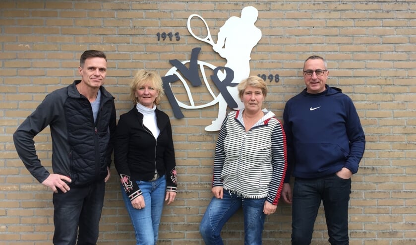 De nieuwe sponsorcommissie van Tennisvereniging Ruurlo bestaat uit (v.l.n.r.) Wouter Groot Zevert, Jacqueline Wiegerinck, Petra Brinkerink en Henk Eggink. Foto: PR.