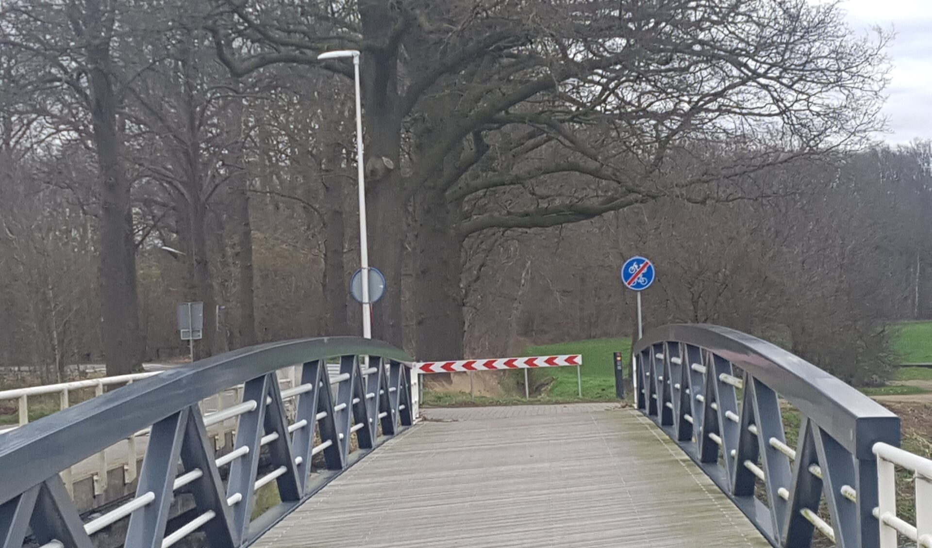 Het fietspad van en naar Zwolle eindigt nogal abrupt. Dit jaar nog wordt het tweede deel gerealiseerd.