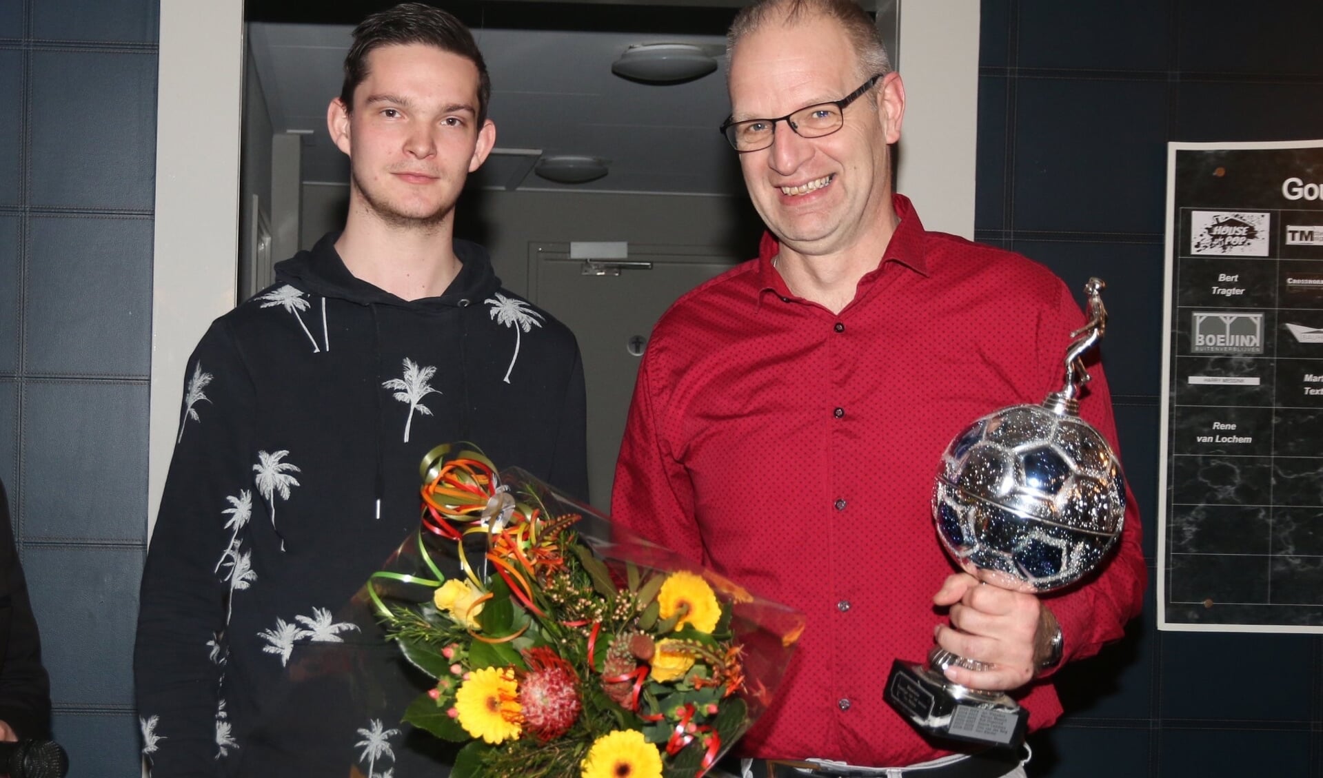 Hans Bussing met de bokaal en bloemen. Foto: Jaime Lebbink