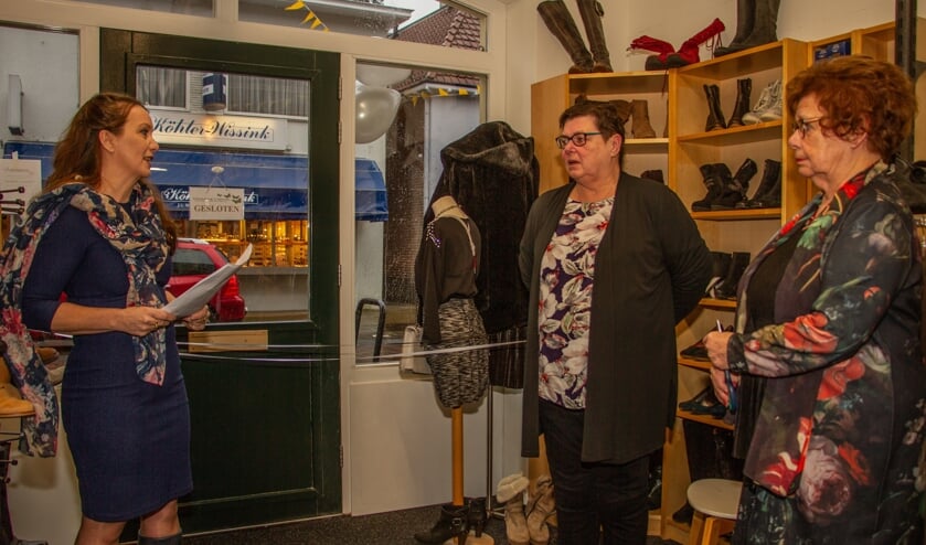 Petra Blom roemt in haar toespraak Annelies Schröder (r.) en Lenie Schwartz (m.) die daarna met het knippen van de linten de nieuwe Blijheid openen. Foto: Liesbeth Spaansen