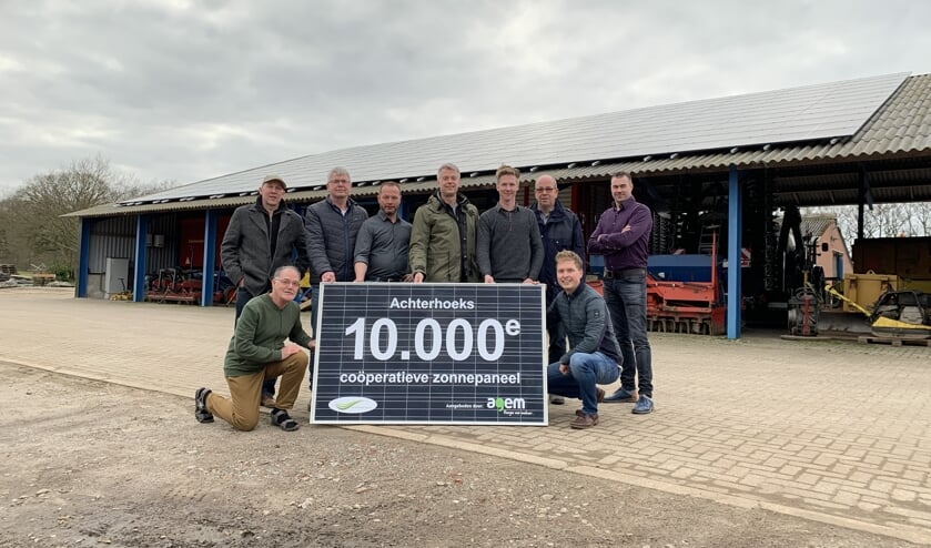 De symbolische overhandiging van het 10.000ste coöperatieve paneel. Foto: PR