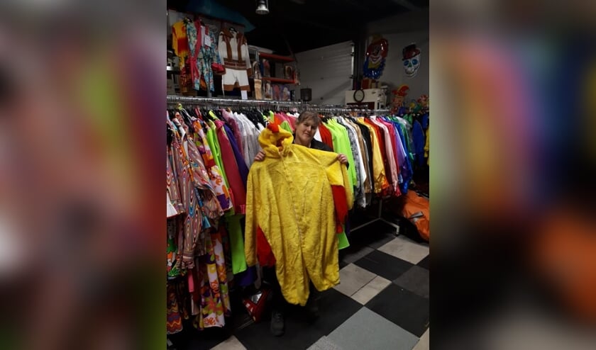 Anita Ressing met een van de carnavalspakken.
