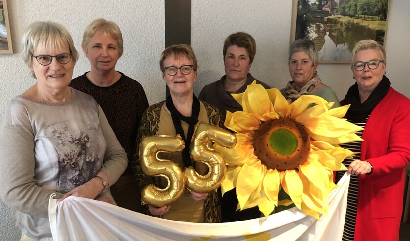 Het bestuur van de Zonnebloem afdeling Neede. Foto: Rieta van der Linde