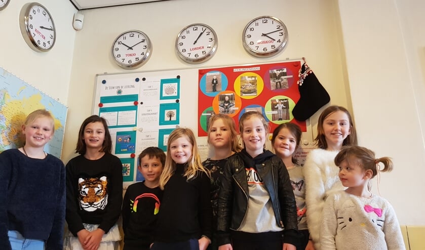 Kinderen staan in de Wereldhoek, een geliefde plek om het nieuws te volgen. Foto: Han van de Laar