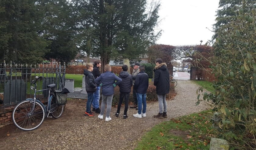 Leerlingen van Schaersvoorde op de Oude Begraafplaats. Foto: Iris Jansen
