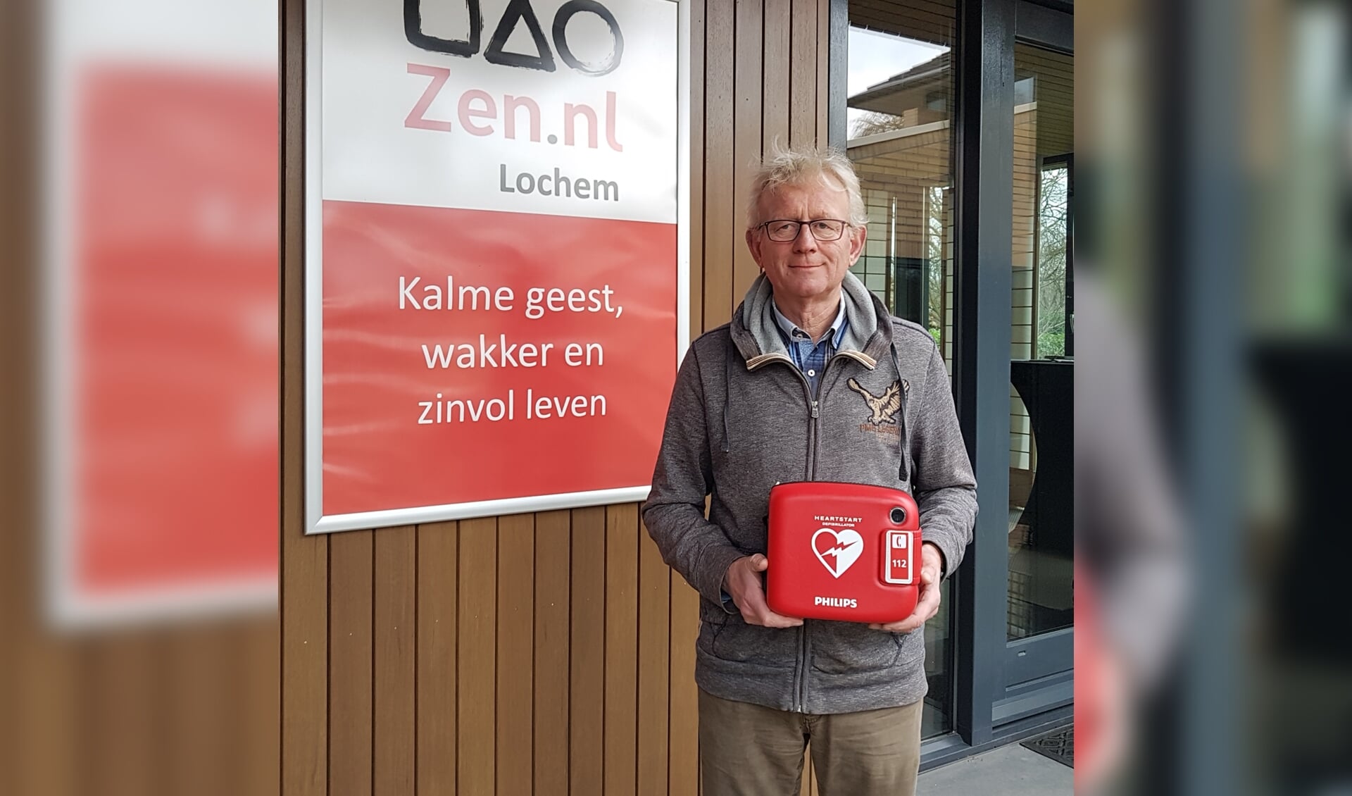 Hans van der Vleuten met de AED. Foto: PR