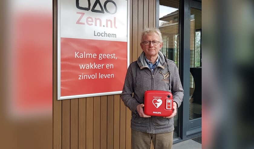 Hans van der Vleuten met de AED. Foto: PR