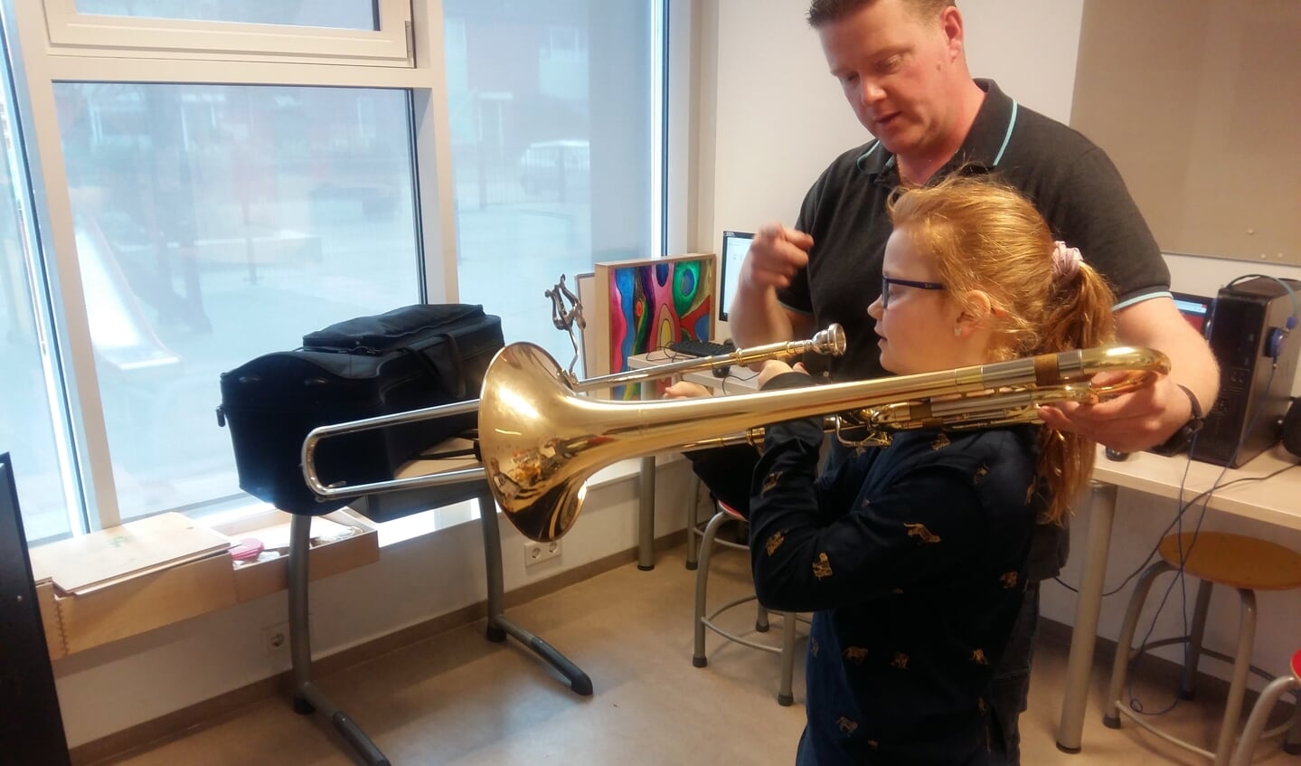 Leden Koninklijke Harmonie Concordia zijn met diverse instrumenten op bezoek geweest op O.B.S. Rozengaardsweide. Foto:  M. Arentz