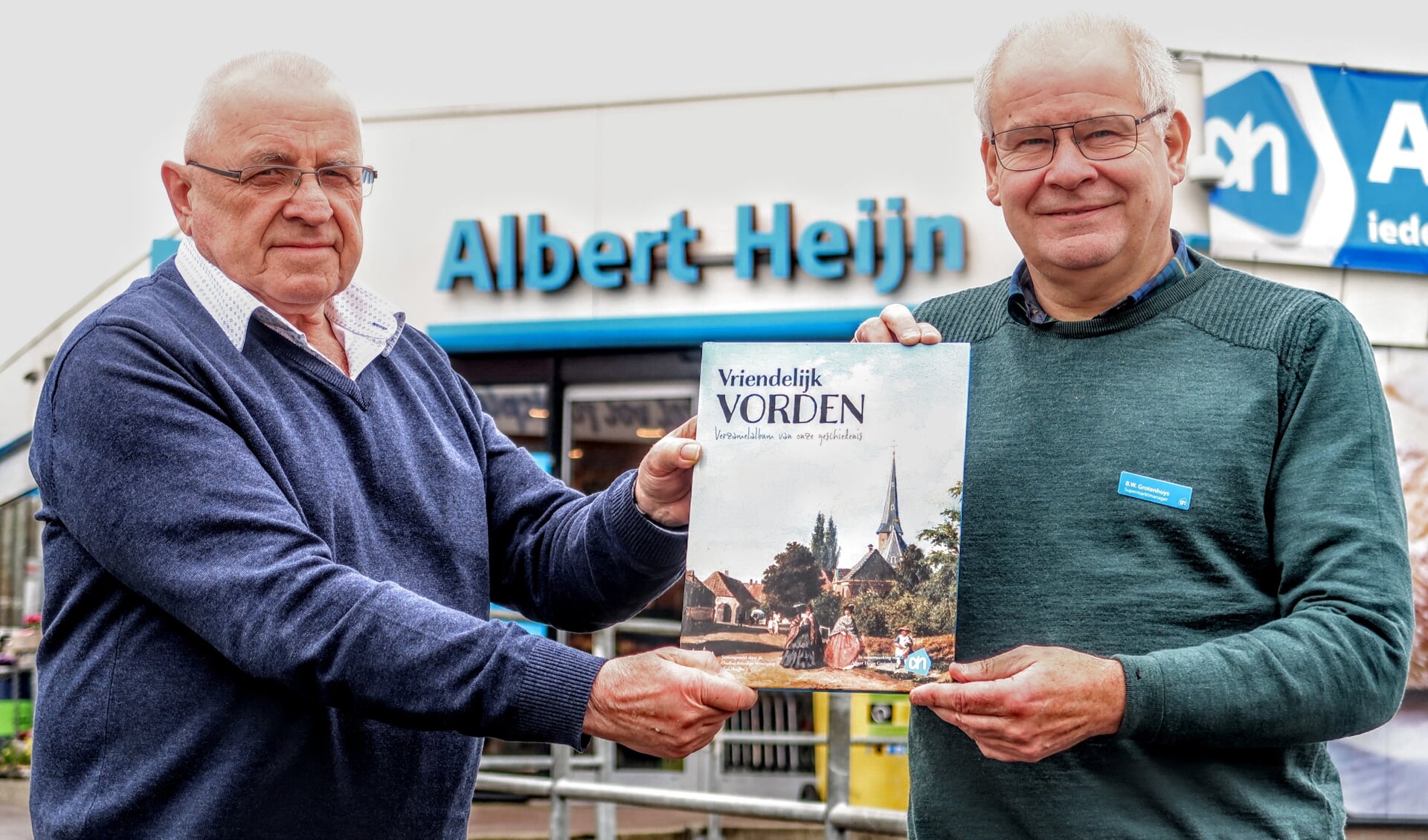 Voorzitter Rinus Ilbrink van Oud Vorden (links) en supermarkteigenaar Wilbert Grotenhuys zijn alvast trots op het boek 'Vriendelijk Vorden'. Foto: Luuk Stam