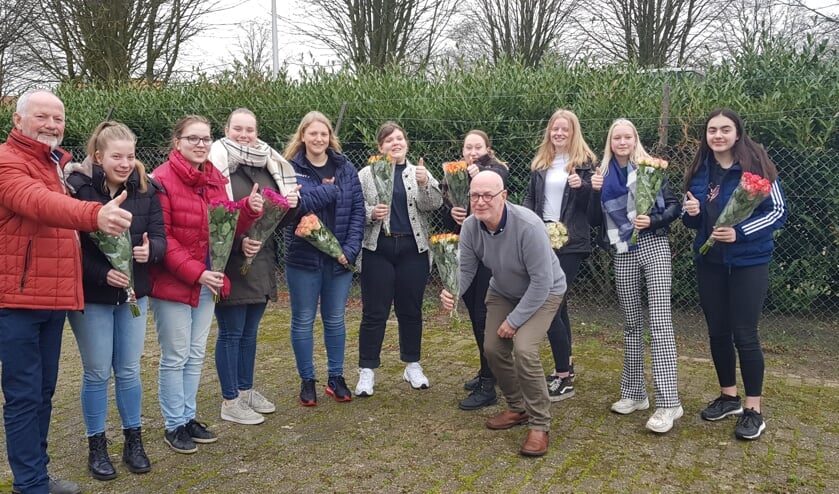 Voorzitter Willy Engelbarts, Marit, Daphne, Mandy, Emy, Milou, Danitsja, Renée, Iris en Jill. Op de voorgrond: instructeur Ben Arendsen.