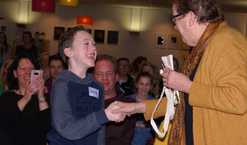 Toen Sander hoorde dat hij won, sprong hij een gat in de lucht. Lydia ter Welle feliciteert de kanjer. Foto: Eva Schipper