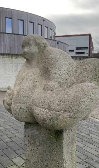 Het beeld Stoeiende Kleuters staat bij school De Hoge Voorde. Foto: PR