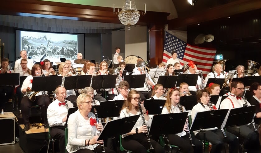 Naast bekende hits van Amerikaanse artiesten werden door het harmonieorkest onder leiding van dirigent Mark ten Breul tijdens dit themaconcert ook concertwerken van verschillende Amerikaanse staten gespeeld. Foto: Dinie Lindenschot.