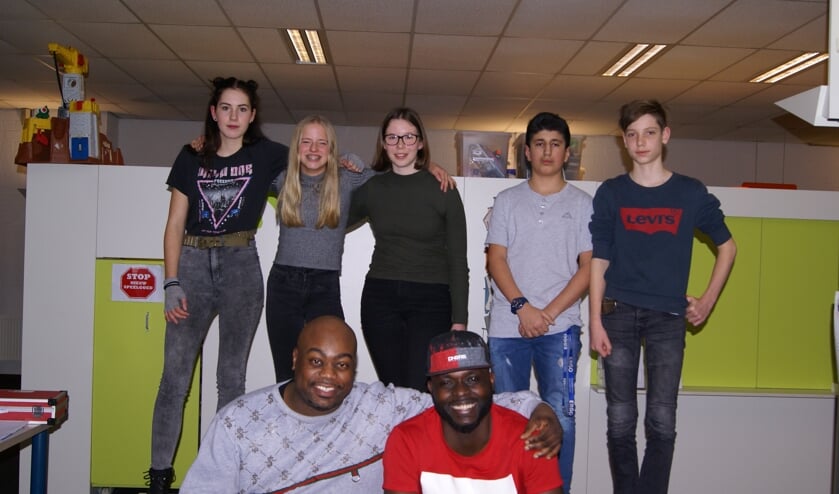 De twee winnende teams samen met de winnaars. Foto: Eva Schipper