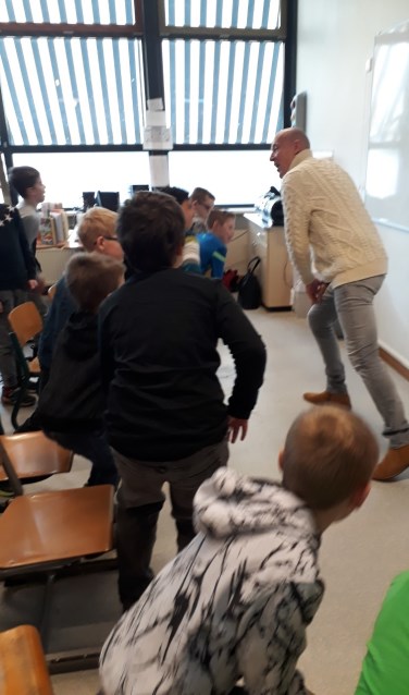 Fred Diks liet de leerlingen van Diekmaat en Da Vinci rekken en strekken. Foto: PR