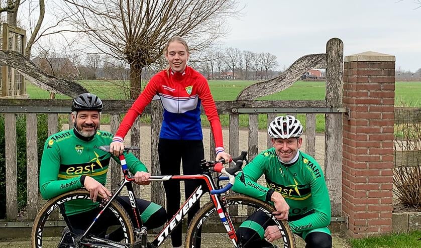 De kersverse NK Veldrijden 2020 Puck Langenbarg kreeg van het bestuur van RTC De Stofwolk met links Dennis Rondeel en rechts Eddy Goossens een extra NK-shirt overhandigd.