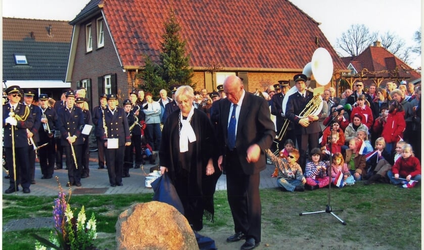 Lesley Foster bij het monument van zijn gevallen broer Edward (2012). Foto: Historische Kring Neede.