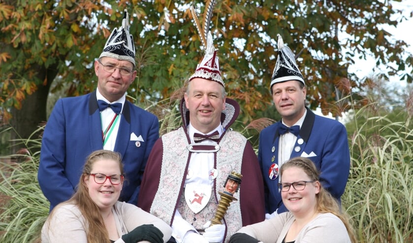 Prins Johnny de 1e, de hofdames Karin en Nienke en de adjudanten Eduard en Raymond. Foto: PR