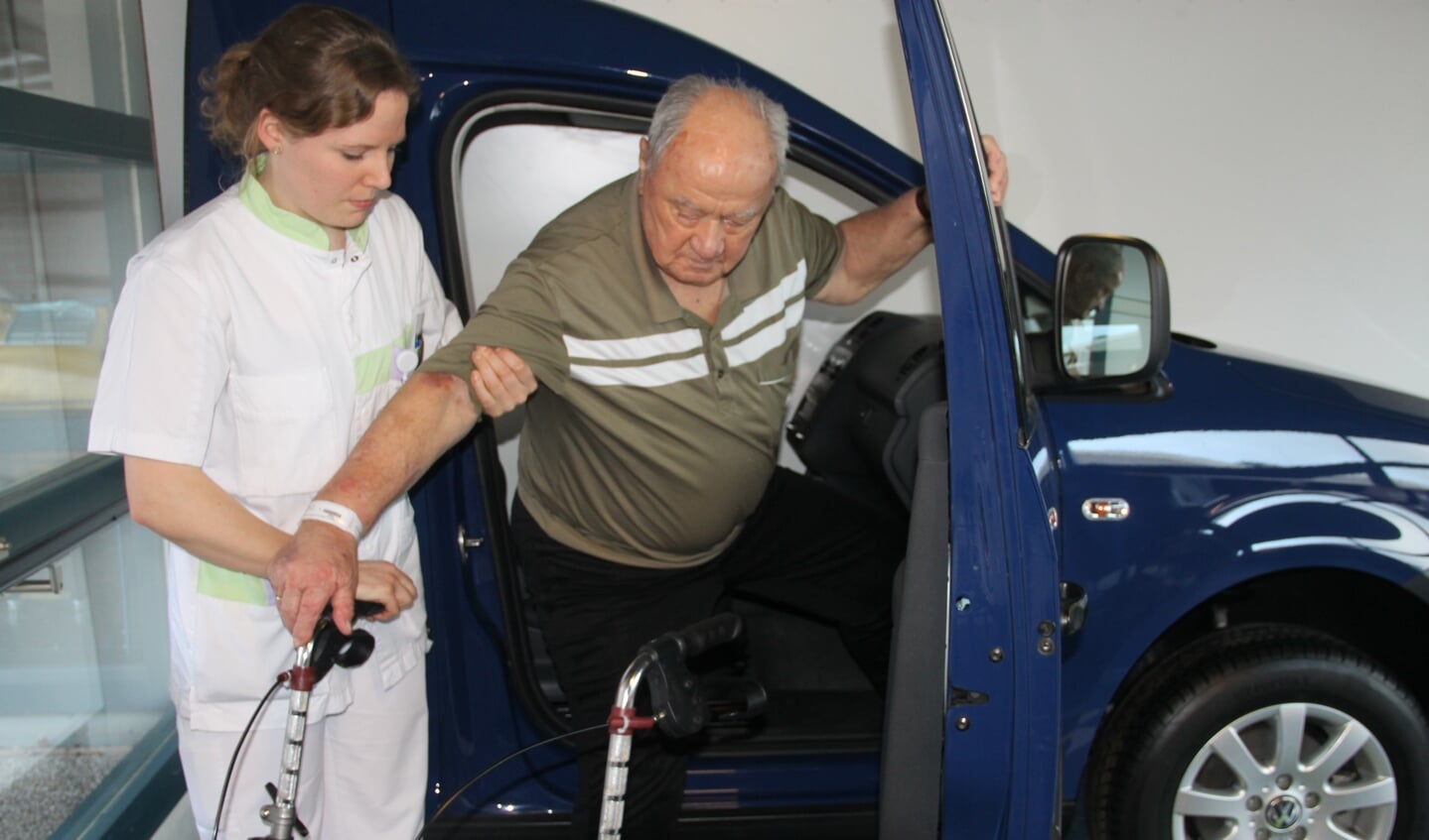 Met hulp van fysiotherapeut Debbie Soeters test een patiënt de oefenauto. Foto: Lineke Voltman