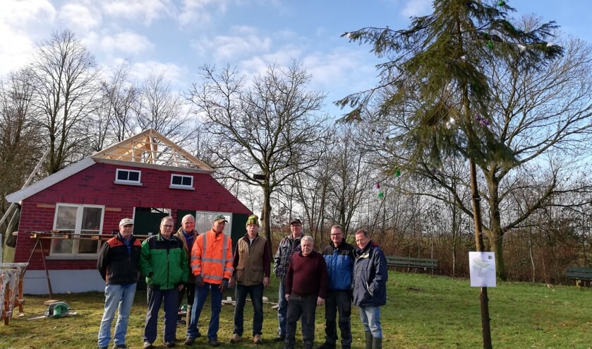 De bouwploeg van het openluchtspel is blij verrast met de meiboom.