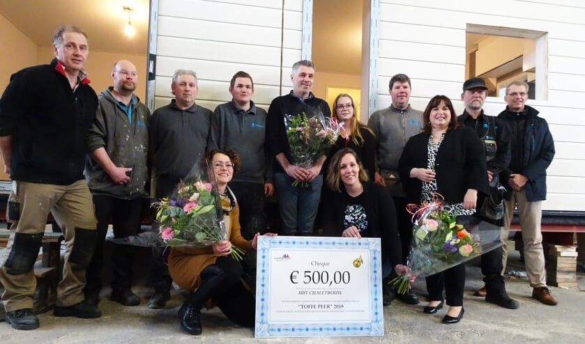 Han Boterman, staand met bloemen, met daarnaast zijn dochter Manouk en een aantal van de werknemers van HTB Chaletbouw. Helemaal rechts staand Mark van Dam. Vooraan v.l.n.r. Anke te Selle, Janne Terhorst en Elvira Schepers. Foto: Sis Huiskamp