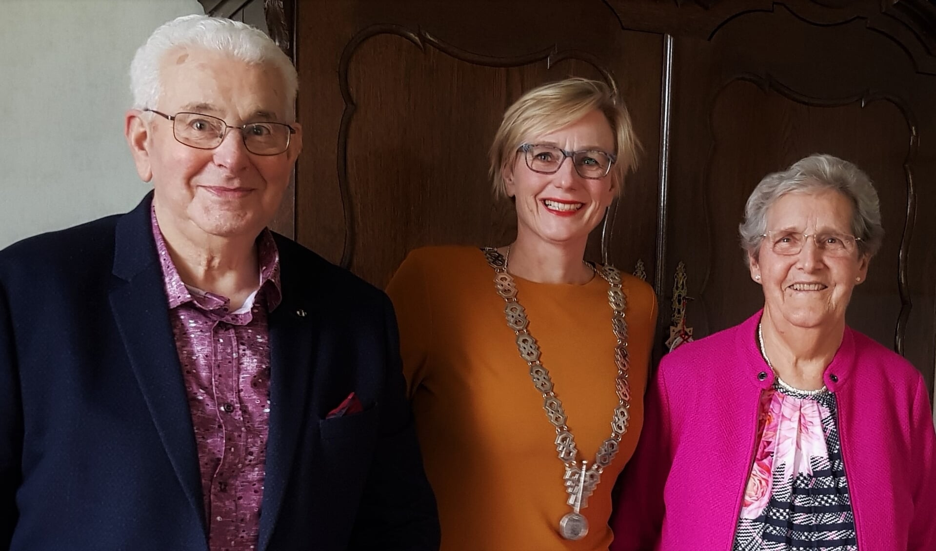 Jan en Gerda Bosch-Bosman ontvingen burgemeester Marianne Besselink thuis op hun boerderij om haar felicitaties in ontvangst te nemen voor hun briljanten huwelijk. Foto: Alice Rouwhorst