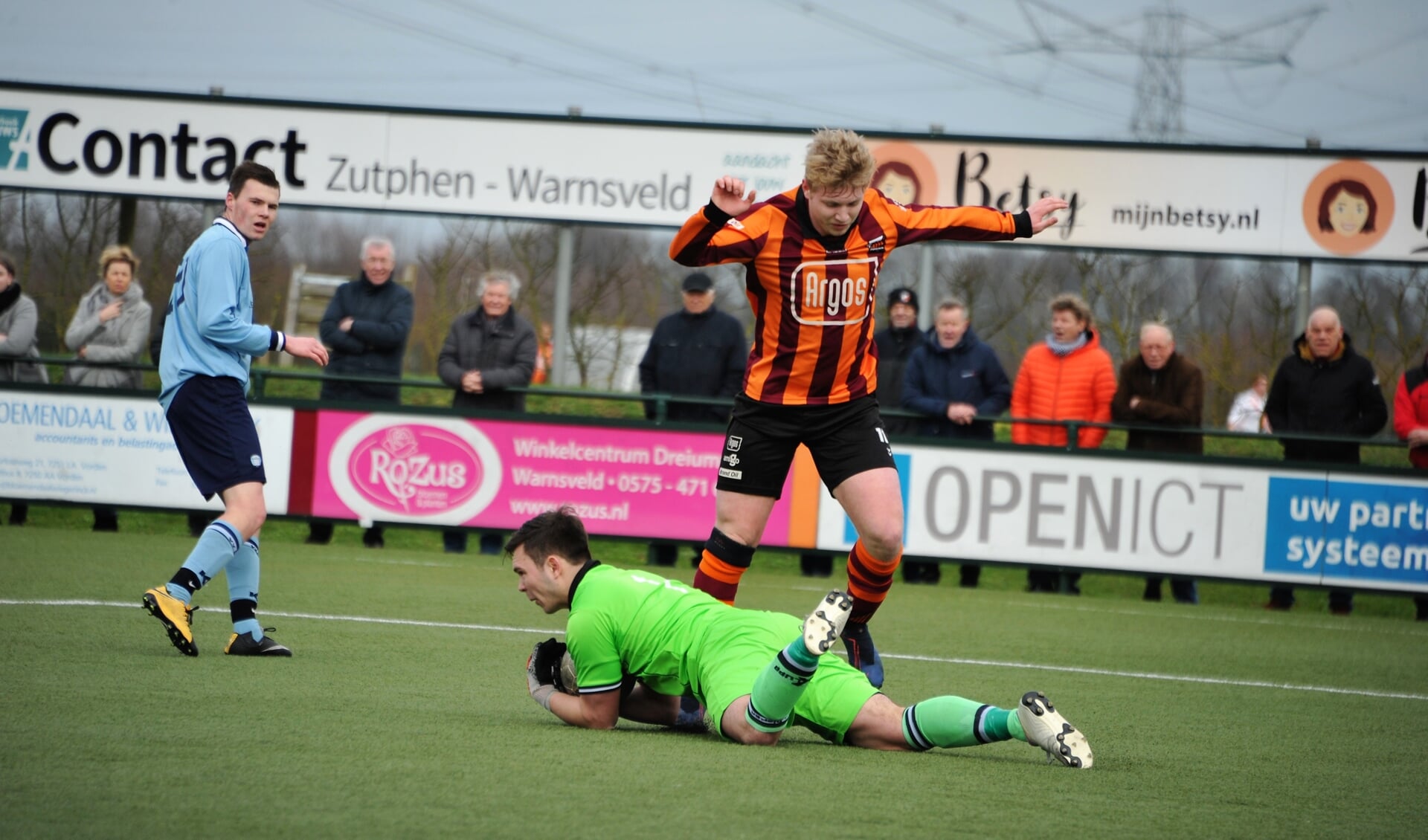 Nathan Greven van FC Zutphen stuit op de keeper van Dieren. Foto: Hans ten Brinke
