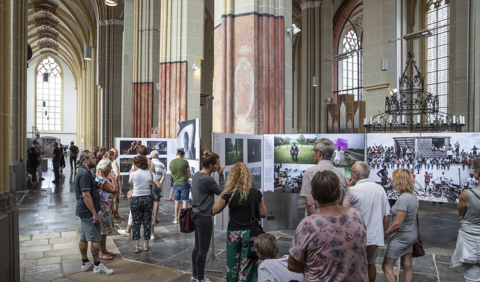 Bezoekers tijdens de tentoonstelling World Press Photo 2019, afgelopen juli in de Walburgiskerk te Zutphen. Foto: Patrick van Gemert/Zutphens Persbureau. Foto: PR